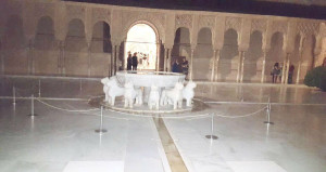patio leones mujer post